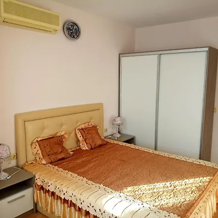 Daire Family Apartament Crown-bastetbs *