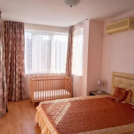 Daire Family Apartament Crown-bastetbs *